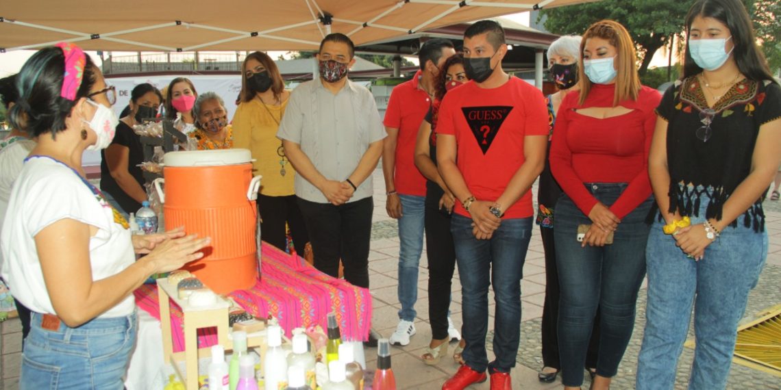 PONEN EN MARCHA BAZAR ARTESANAL DE EMPRENDEDORES EN PARQUE BICENTENARIO