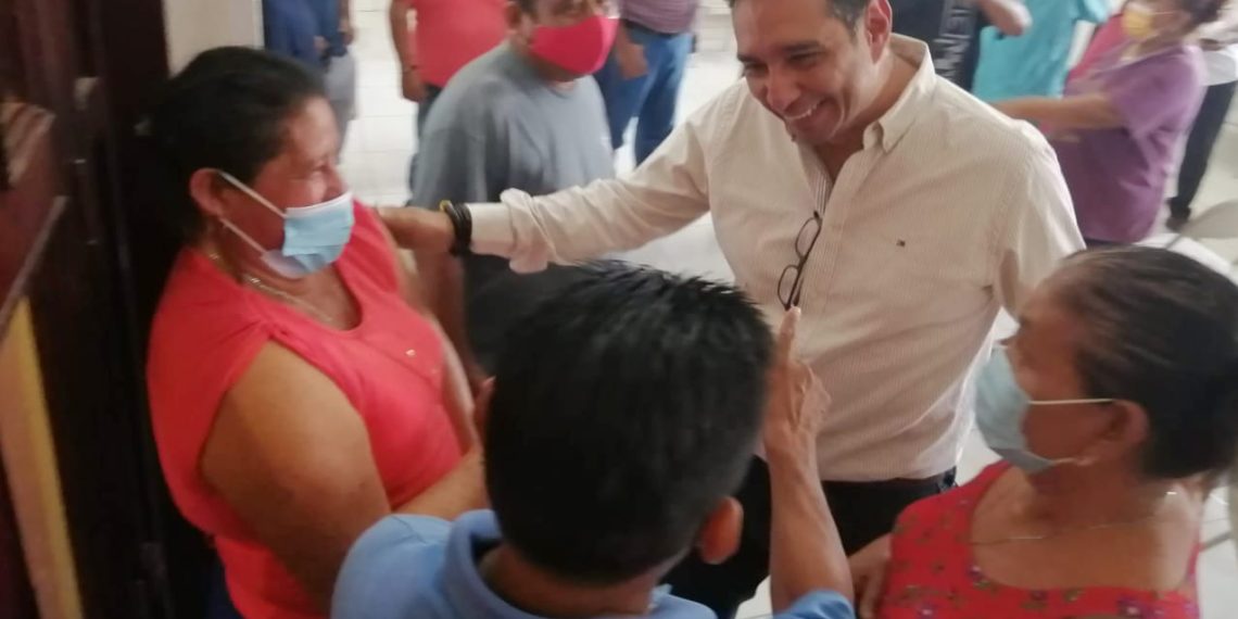 Julio Gamboa atiende de forma directa a la población de Guillen Oriente
