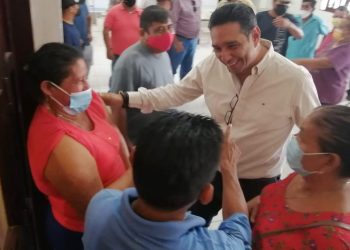 Julio Gamboa atiende de forma directa a la población de Guillen Oriente