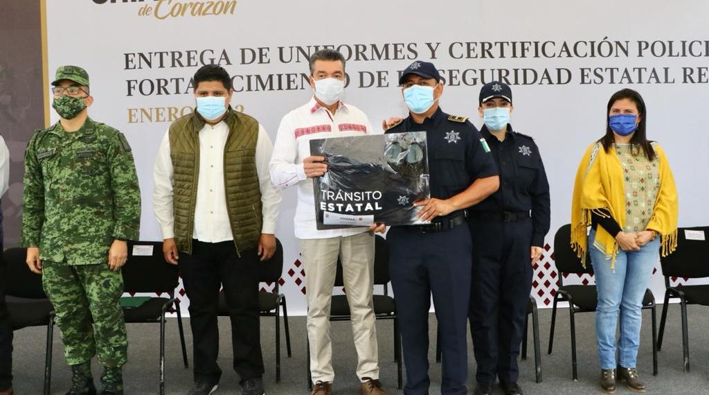 Rutilio Escandón entrega uniformes y certificados a policías estatales de las regiones Selva y Maya