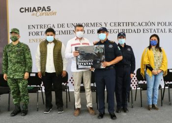 Rutilio Escandón entrega uniformes y certificados a policías estatales de las regiones Selva y Maya