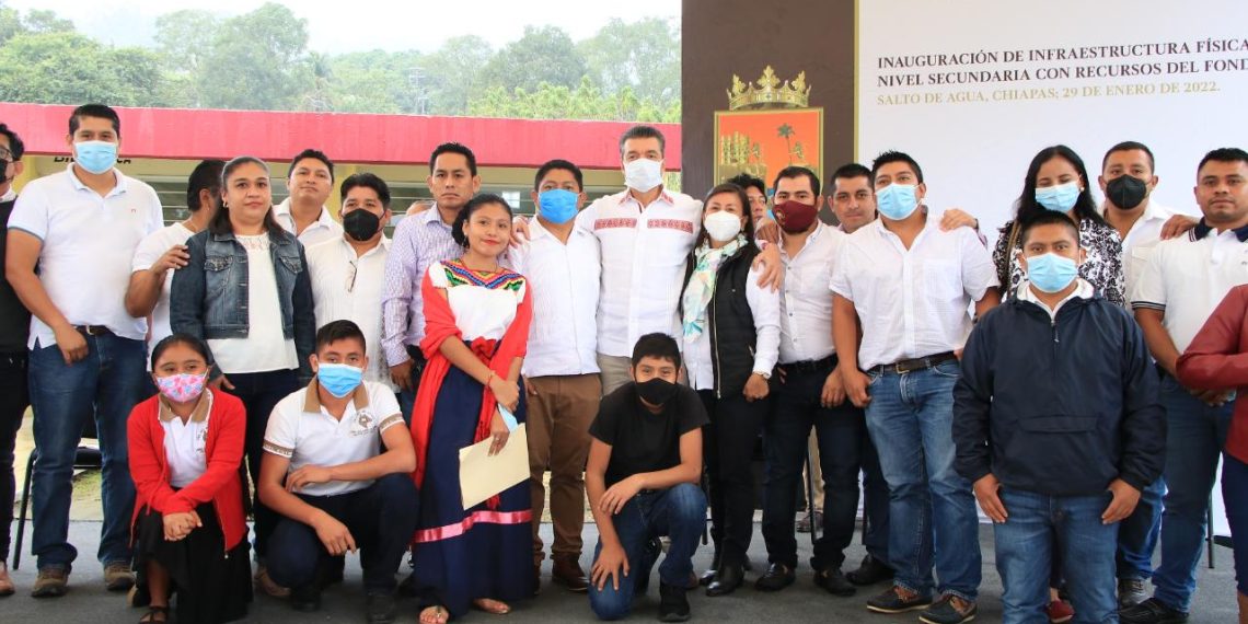 En Salto de Agua, Rutilio Escandón entrega escuela secundaria y cumple demanda añeja de la población