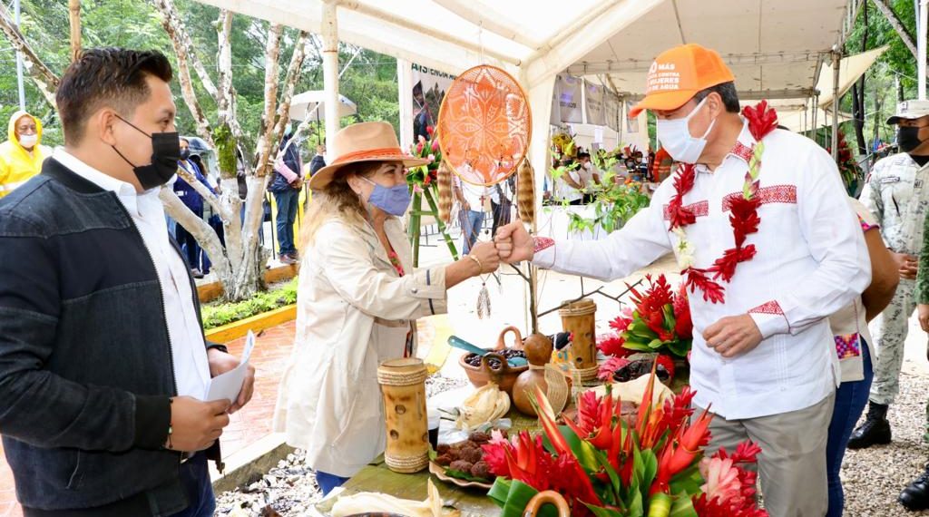 Entrega Rutilio Escandón vehículos, uniformes y equipo para fortalecer seguridad en Salto de Agua