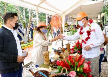 Entrega Rutilio Escandón vehículos, uniformes y equipo para fortalecer seguridad en Salto de Agua