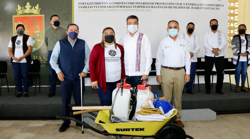 Entrega Rutilio Escandón cobertores y apoyos para proteger a habitantes de Juárez y Ostuacán