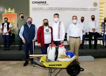 Entrega Rutilio Escandón cobertores y apoyos para proteger a habitantes de Juárez y Ostuacán