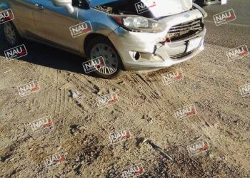 Automóvil colisiona por alcance contra transporte colectivo.