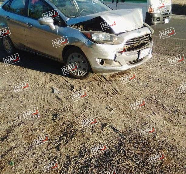 Automóvil colisiona por alcance contra transporte colectivo.