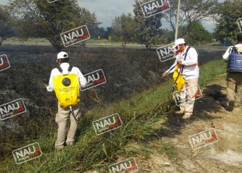 PC de Tuxtla Chico suma esfuerzos para combatir incendio de pastizal.