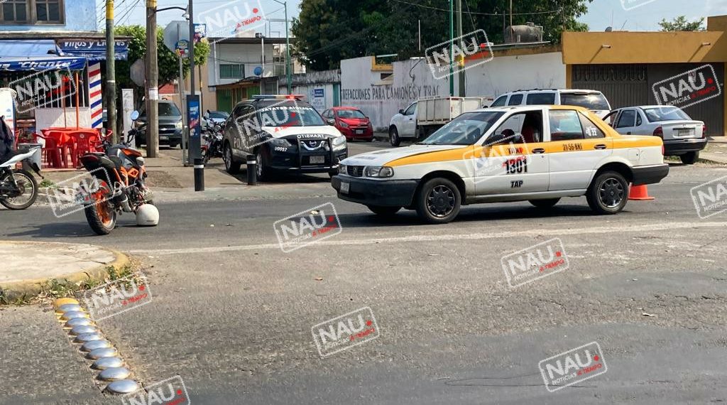 Motociclista es envestido por un taxi en Tapachula.