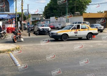 Motociclista es envestido por un taxi en Tapachula.