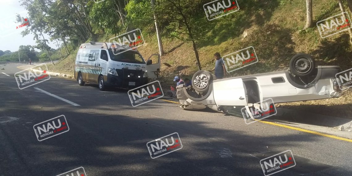 Una piedra en el camino ocasionó que terminara volcado en la carretera costera.
