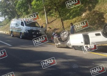 Una piedra en el camino ocasionó que terminara volcado en la carretera costera.
