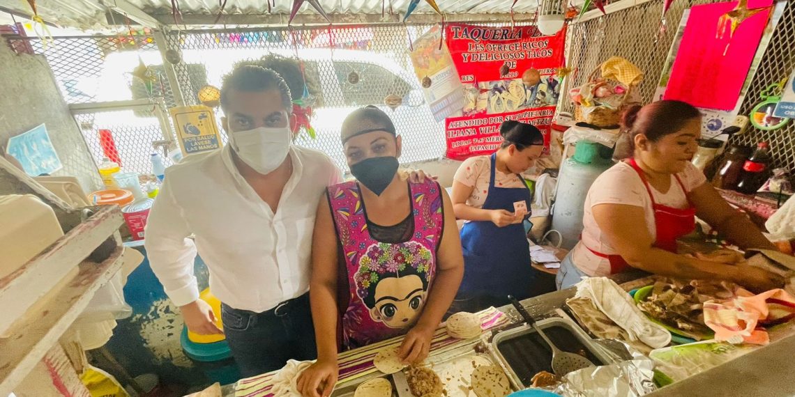 Diputado Yamil Melgar recibe muestras de cariño y reconocimiento en visita al mercado Soconusco.