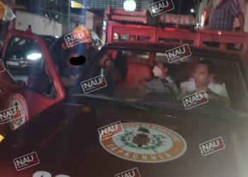 Bomberos auxilian a menor de edad que quedó atorado su dedo en una banca de metal.