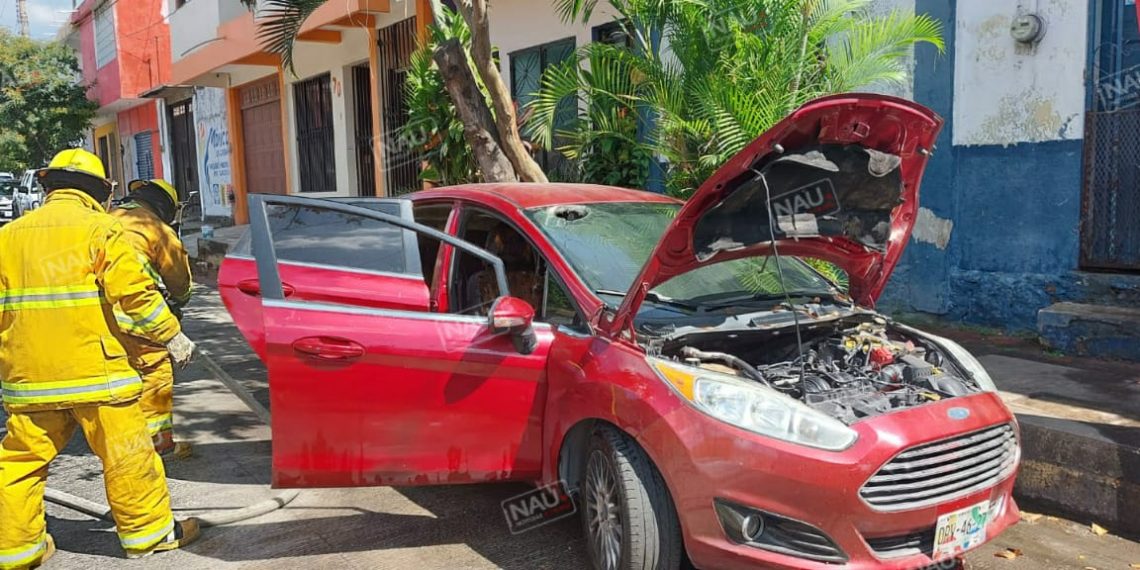 Bomberos controla conato de incendio de automóvil.