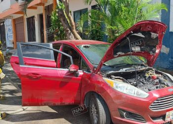 Bomberos controla conato de incendio de automóvil.