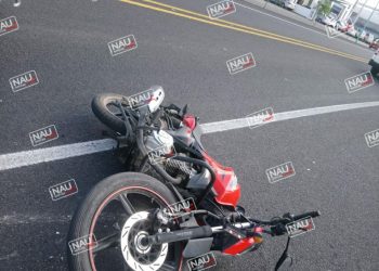 Un lesionado deja accidente entre moto y una camioneta.