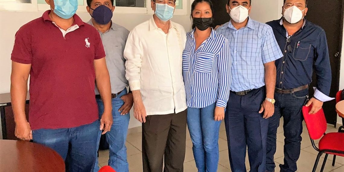 Autoridades de la SMyT sacan de circulación y revisaran documentos de moto taxis de Acapetahua.