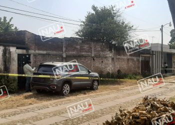 Vehículo con reporte de robo fue localizado abandonado en la Colonia Villa de Las Flores.