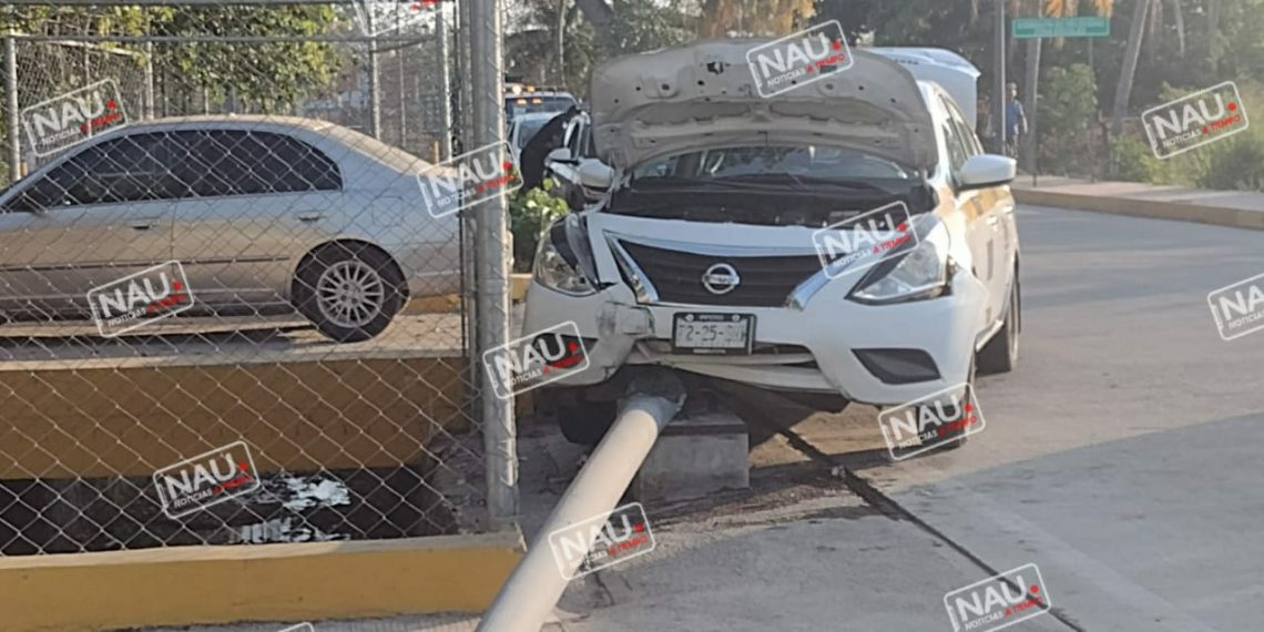 Pierde el control del volante y se estrella contra poste de luz.