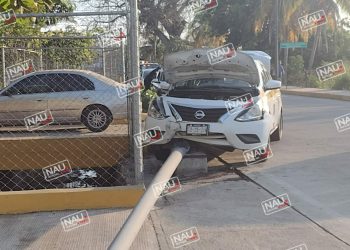 Pierde el control del volante y se estrella contra poste de luz.