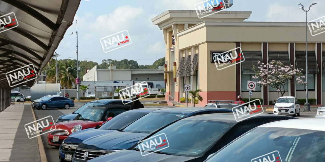 Roban en un vehículo frente a Toks.