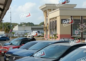 Roban en un vehículo frente a Toks.