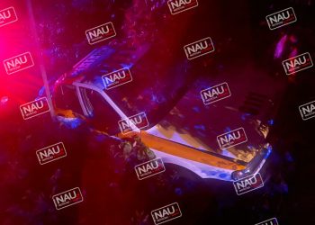 Abandonan taxi local con huellas de choque.