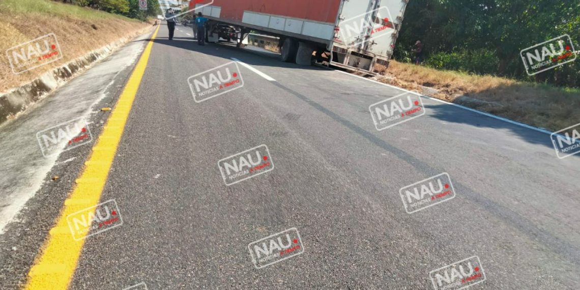 Falla mecánica ocasiona que se desprenda caja y quedé atravesado.