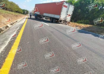 Falla mecánica ocasiona que se desprenda caja y quedé atravesado.