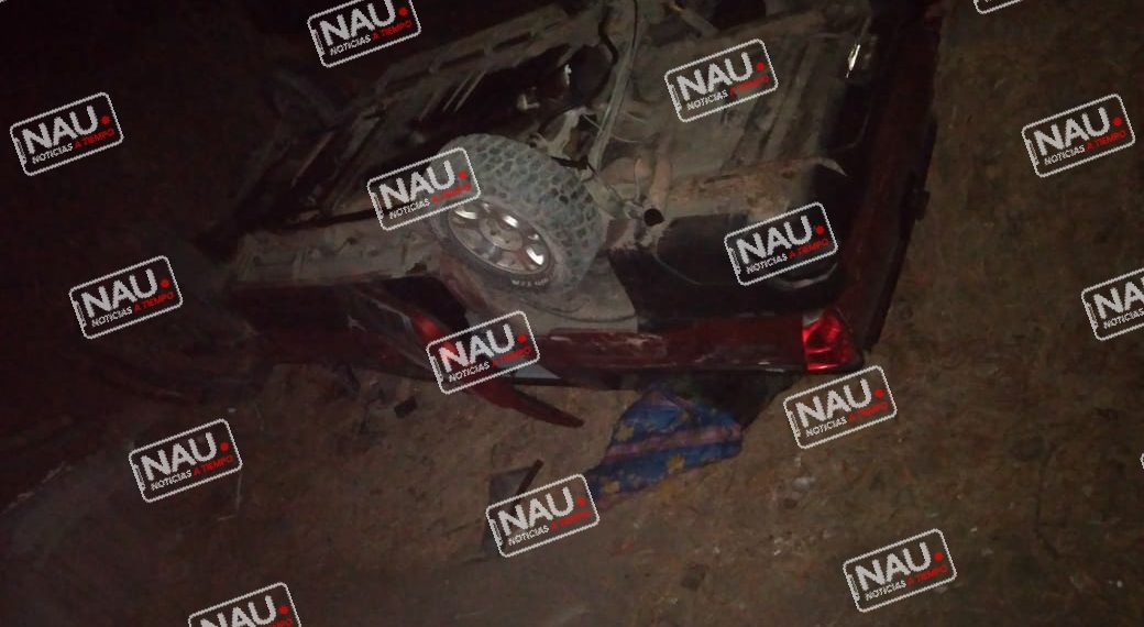 Abandonan vehículo volcado en la carretera costera.