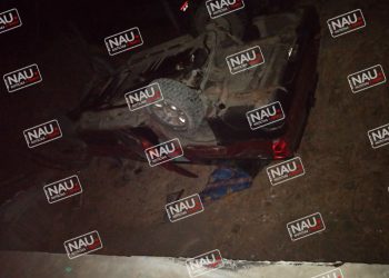 Abandonan vehículo volcado en la carretera costera.