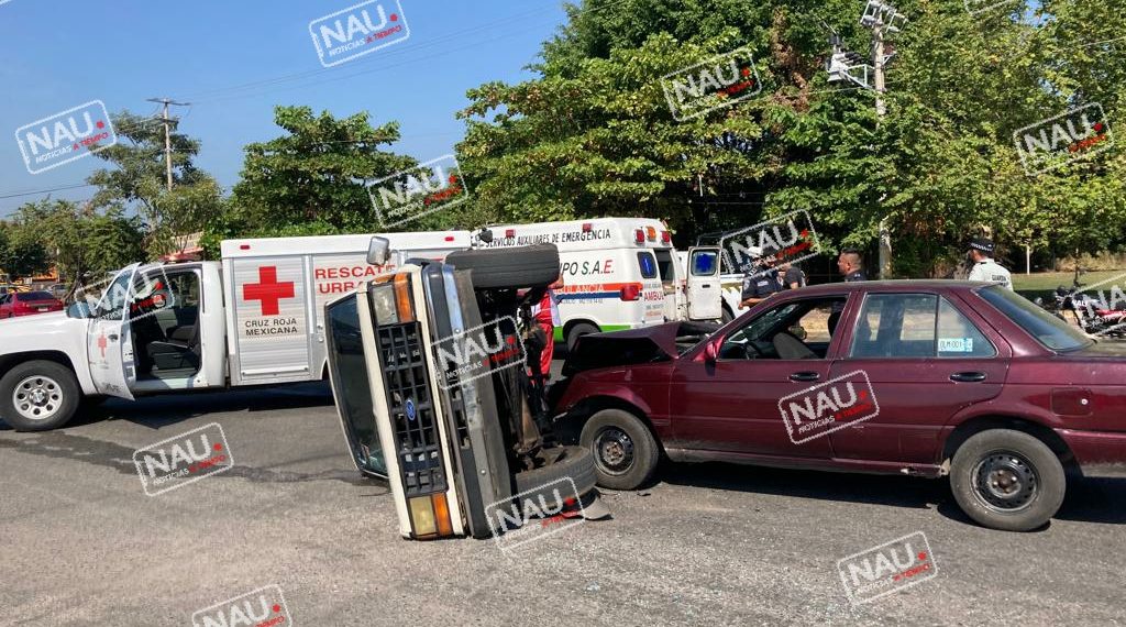 Choque y volcadura deja daños materiales por varios miles de pesos frente a la gasolinera Los Cerritos de Tapachula.