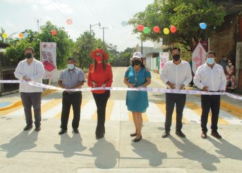 INAUGURA ROSY URBINA CALLES EN COLONIA EL PROGRESO DE TAPACHULA