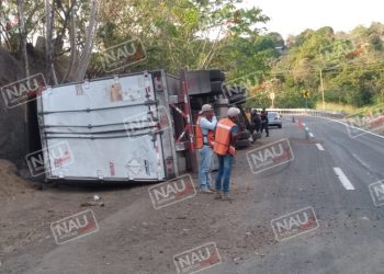 Vuelca otro tráiler en la costera