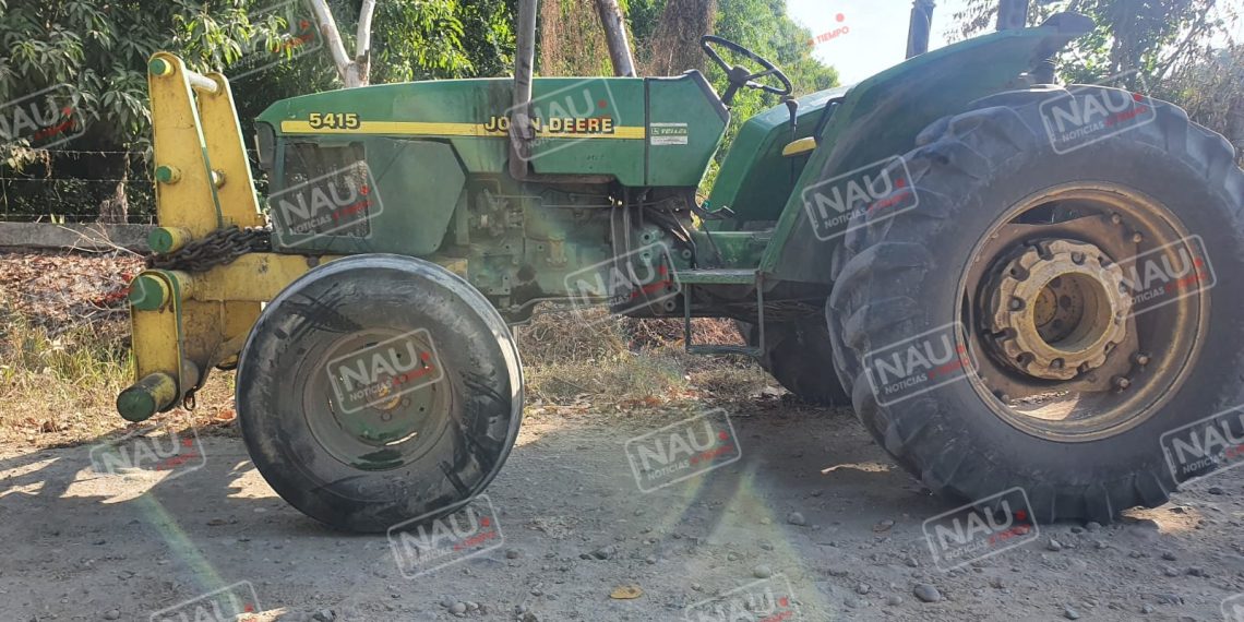 Dos lesionados en choque de tractor agrícola y motocicleta