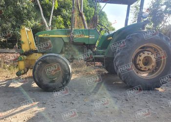 Dos lesionados en choque de tractor agrícola y motocicleta