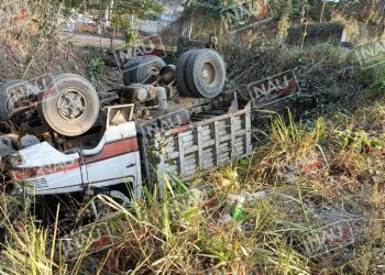Vuelca camión de volteo en el libramiento sur oriente
