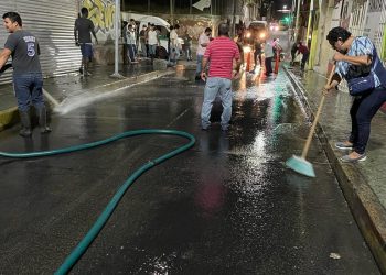 SANITIZAN CALLES DEL MERCADO SEBASTIÁN ESCOBAR EN TAPACHULA