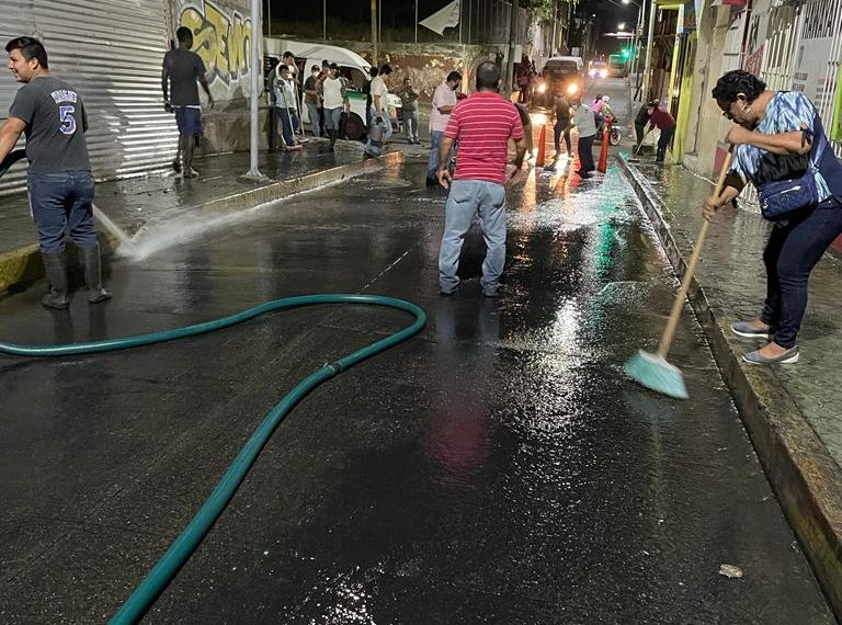 SANITIZAN CALLES DEL MERCADO SEBASTIÁN ESCOBAR EN TAPACHULA