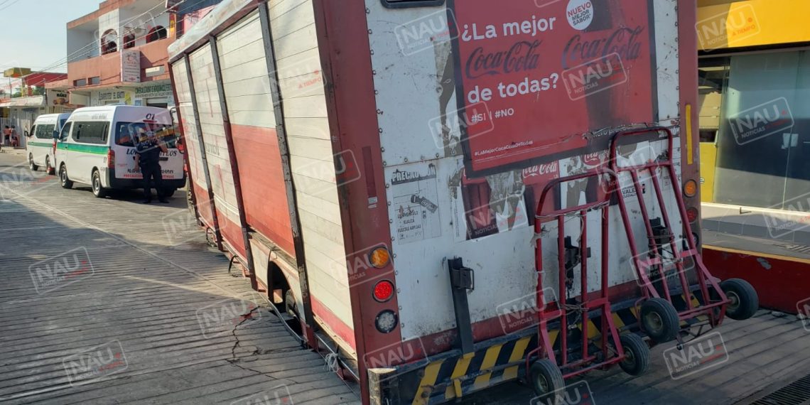 Llanta de camión se fue en un socavón en el centro de Mapastepec