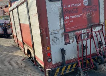 Llanta de camión se fue en un socavón en el centro de Mapastepec