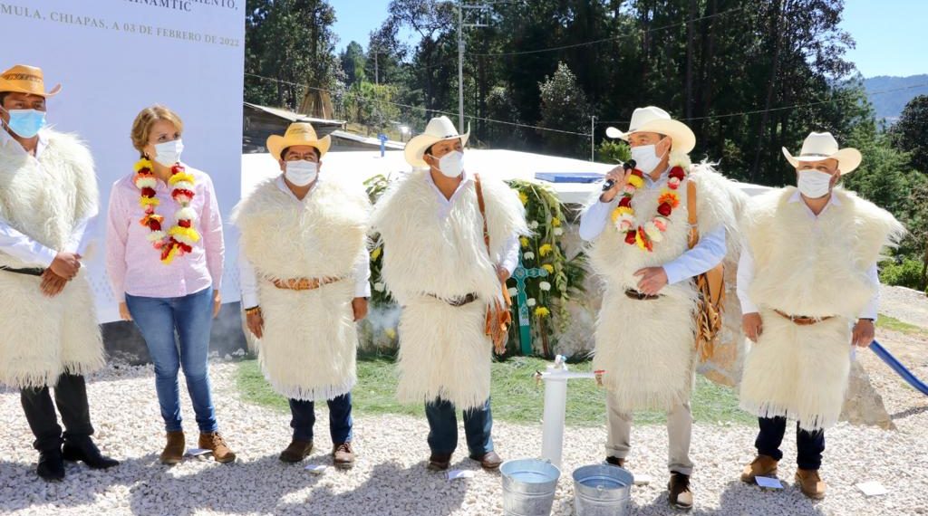 Inaugura Rutilio Escandón caminos y sistema de agua potable en localidades de Chamula