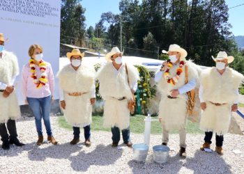 Inaugura Rutilio Escandón caminos y sistema de agua potable en localidades de Chamula