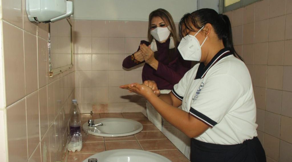 EN EL INICIO DE CLASES DEL COLEGIO DE BACHILLERES EN TAPACHULA, SE APLICAN MEDIDAS DE PROTECCIÓN A LA SALUD