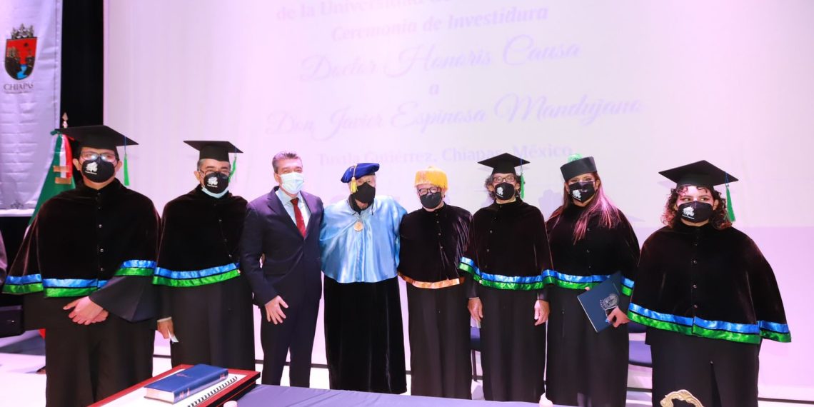 Entrega Unicach el Doctorado Honoris Causa a Javier Espinosa Mandujano