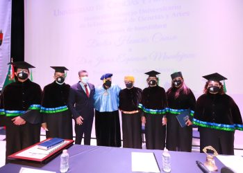 Entrega Unicach el Doctorado Honoris Causa a Javier Espinosa Mandujano