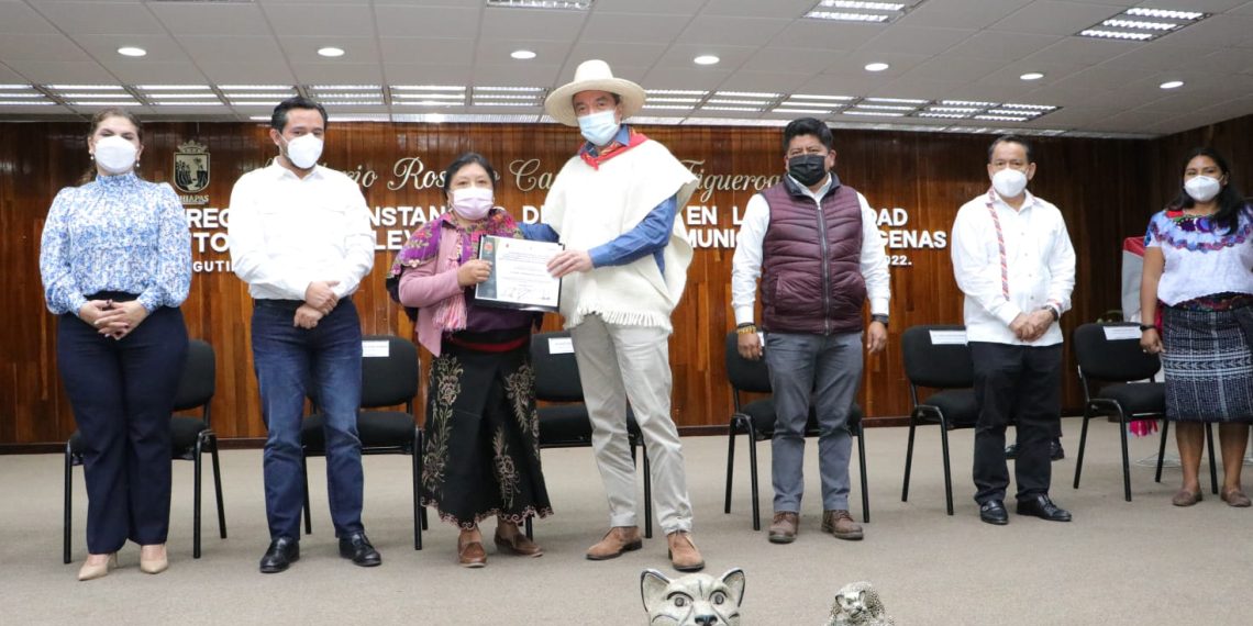 Más de 400 hombres y mujeres indígenas reciben constancias de capacitación para el autoempleo