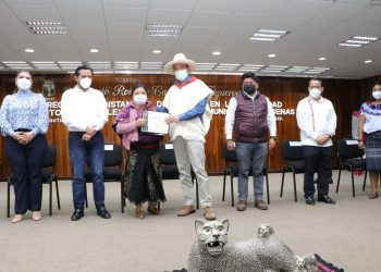 Más de 400 hombres y mujeres indígenas reciben constancias de capacitación para el autoempleo